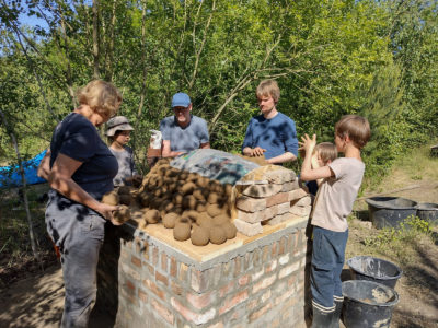 erste Schicht Lehmkugeln